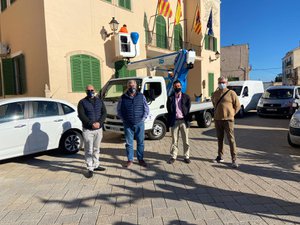 Entrega de dos nuevos vehículos al Ayuntamiento de Ses Salines